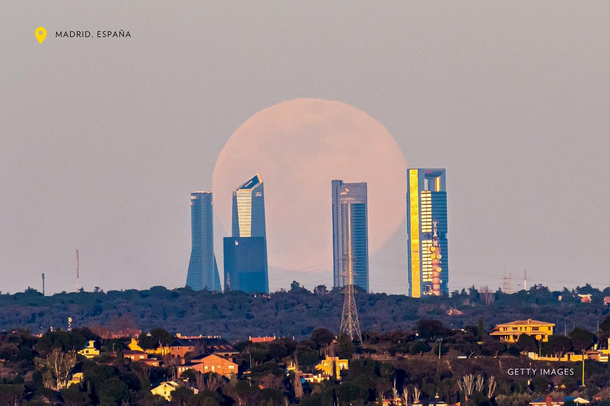 CaborcaProduce's tweet photo. Así se vio la Luna de Nieve alrededor del mundo. Esta Luna debe su nombre a que el hemisferio norte suele tener fuertes nevadas y bajas temperaturas durante las fechas de su aparición. https://t.co/tkcm94CaJs