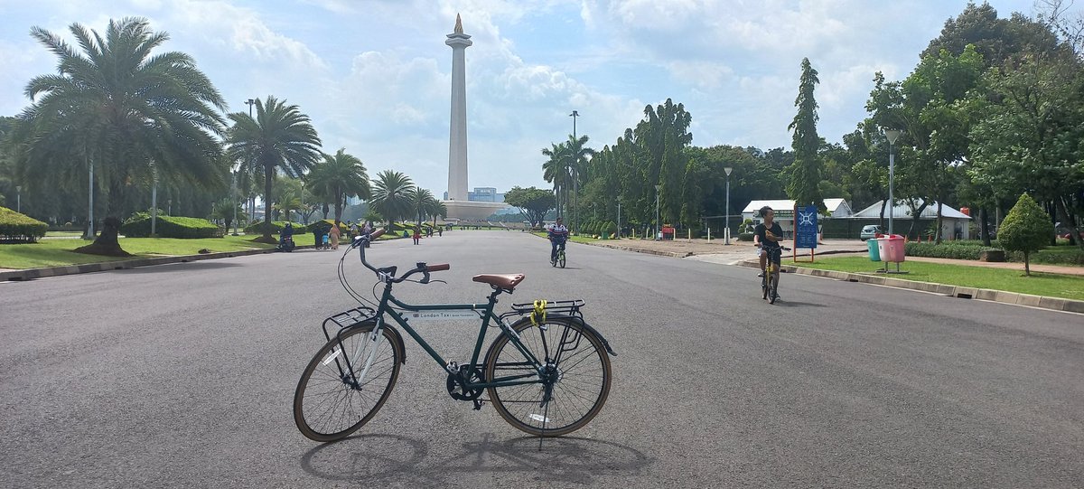 ZeroPyrozen's tweet photo. Last Sunday, I woke up and decided to cycle to GBK Stadium. When I got there, I thought maybe I can cycle to the National Monument. When I got there, I thought since I gone this far may as well just go to my house. So I cycled to my home and met my mom. https://t.co/4wuJoyFfmo