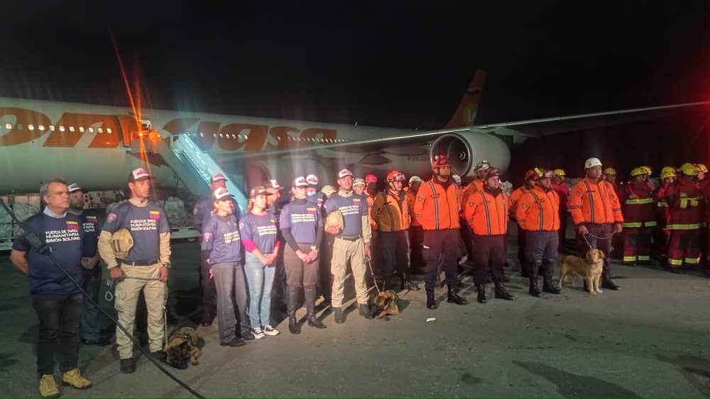 paramedicosmtt's tweet photo. Los @paramedicosmtt viajan a #Turquia y #Siria junto a la Fuerza de Tarea Simón Bolívar, más de 50 funcionarios más 6 caninos de rescate, todos representando nuestro país para la atención de estos pueblos afectados por los terremotos @rvaraguayan @transportegob @cperezampueda https://t.co/fanbaW0sTn
