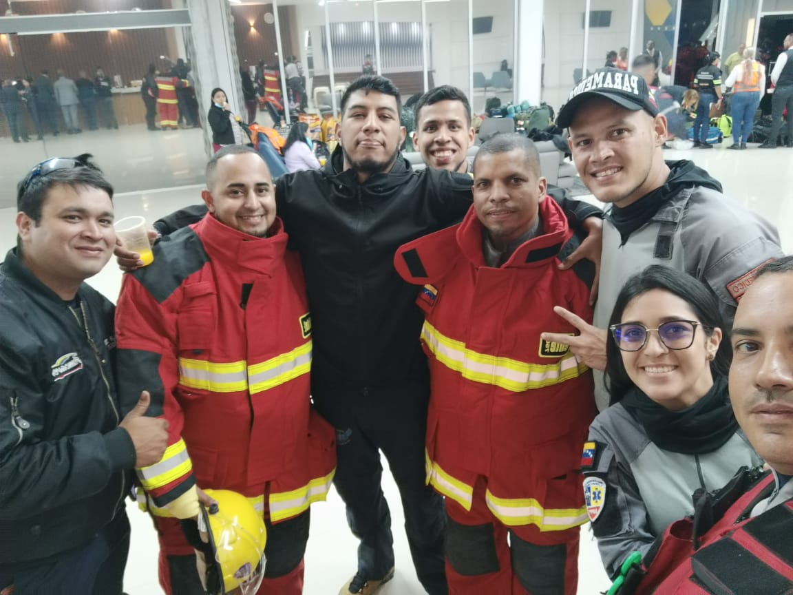 paramedicosmtt's tweet photo. Los @paramedicosmtt viajan a #Turquia y #Siria junto a la Fuerza de Tarea Simón Bolívar, más de 50 funcionarios más 6 caninos de rescate, todos representando nuestro país para la atención de estos pueblos afectados por los terremotos @rvaraguayan @transportegob @cperezampueda https://t.co/fanbaW0sTn