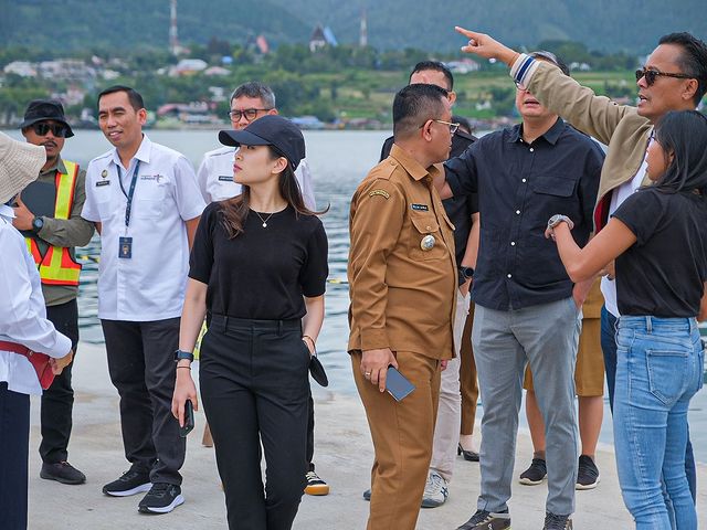 okezonenews's tweet photo. Meninjau pembangunan infrastruktur venue balap F1 Power Boat di Lapangan Sisingamangaraja dan Pelabuhan Muliaraja, Balige, Sumatera Utara.

#F1PowerBoat
#Danautoba
#5DSP
#AngelaTanoesoedibjo
#Wamenparekraf
#WaketumPartaiPerindo https://t.co/C77JwheIkp