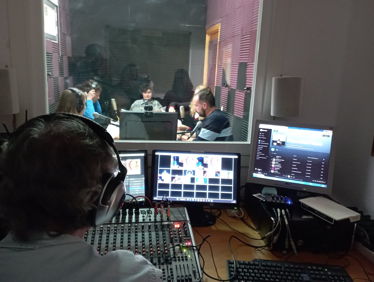 mediatequer's tweet image. Finaliza el curso de radio en el @cepadonjuani con una grabación de videopodcast donde se resuelve la prueba de mujeres científicas planteada por el Dpto. Científico-Tecnológico. #RadioBurbuja #IF_CMadrid @ctifmadrideste