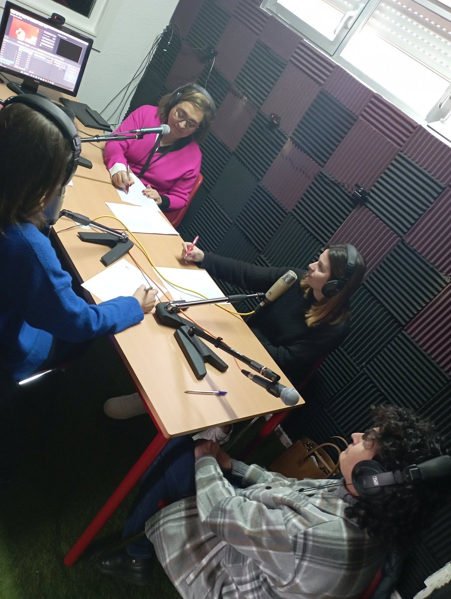 mediatequer's tweet image. Finaliza el curso de radio en el @cepadonjuani con una grabación de videopodcast donde se resuelve la prueba de mujeres científicas planteada por el Dpto. Científico-Tecnológico. #RadioBurbuja #IF_CMadrid @ctifmadrideste