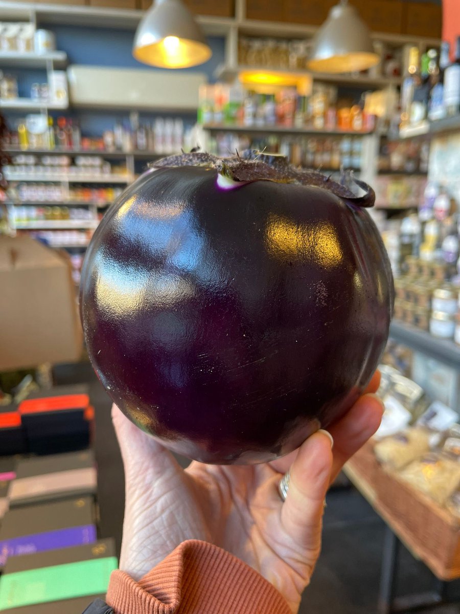 papadeli's tweet photo. BEAUTIES! Look at these marvellous melanzane! We do love these Italian aubergines ♥️
#market #italy #melanzane #aubergines #veg #fresh #fromitaly #visit #eatwell #deli https://t.co/MiTydApsdB