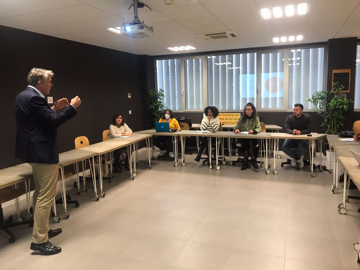linkbyuma's tweet photo. Ayer tuvimos la sesión "¿Cómo internacionalizarse?" del plan formativo del @ClusterSme, impartida por Rafael Fuentes Candau, Dir. Prov. Comercio y del ICEX en Málaga, que explicó a las #pymes de #ingeniería participantes como expandir sus negocios fuera de nuestras fronteras✈️🌎 https://t.co/SMWJk7uFRK