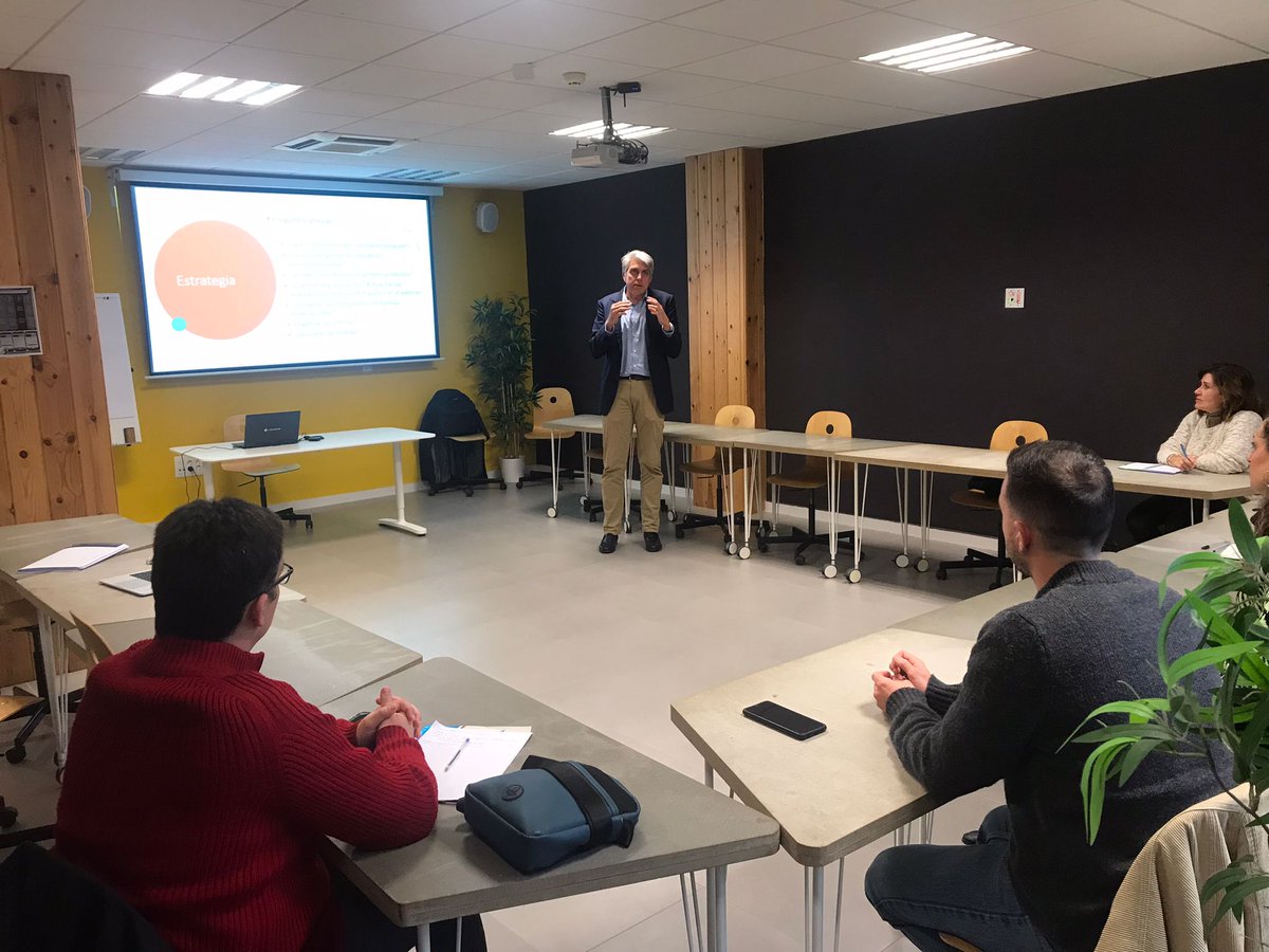 linkbyuma's tweet photo. Ayer tuvimos la sesión "¿Cómo internacionalizarse?" del plan formativo del @ClusterSme, impartida por Rafael Fuentes Candau, Dir. Prov. Comercio y del ICEX en Málaga, que explicó a las #pymes de #ingeniería participantes como expandir sus negocios fuera de nuestras fronteras✈️🌎 https://t.co/SMWJk7uFRK