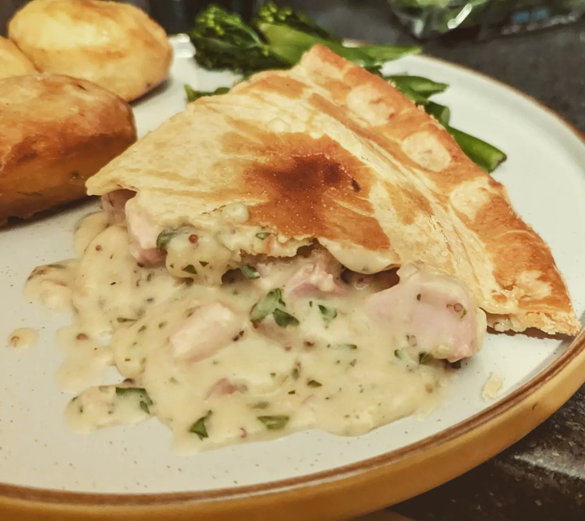 PhilsFoodWorld's tweet photo. Got a back log of recipes to write up today, including this smoked gammon pie 🥧 #Cooking #Pie #Gammon #EdinburghBlogger https://t.co/HjINcDjK1q