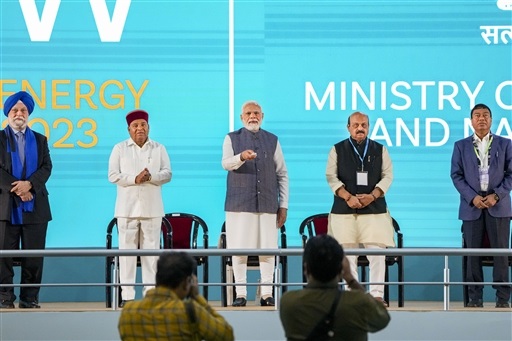middaygujarati's tweet photo. સંસદમાં ખાસ બ્લૂ કલરની જેકેટ પહેરીને પહોંચ્યા PM,પ્લાસ્ટિકને રિસાઈકલ કરીને બનાવી
#gujaratimidday #middaynews #NationalNews #PrimeMinisterOfIndia #NarendraModi #PMModiji #PMNarendraModi #pmmodijacket #recycleplastic #Parliament #ParliamentofIndia
https://t.co/0Iy5i6kgNz https://t.co/rd2h6zJ7sG