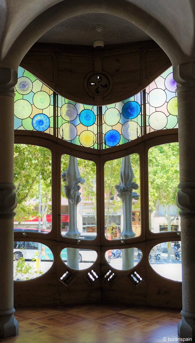 #カサ・バトリョ 💙

1904-06年に #ガウディ がリフォームした建物です。

美しい外観が有名ですが、中もとっても素敵✨

柔らかな曲線と、自然の光をふんだんに取り入てくれるカラフルなステンドグラスはガウディの特徴💚💜

入場料は29€〜とお高めですが一見の価値あり❗️

#バルセロナ #casabatllo