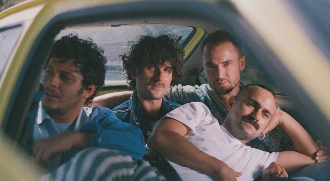 La precariedad y el brillo de lo cotidiano son protagonistas de 'Los Años Mejores', el nuevo disco de <a href="/VeraFauna/">Vera Fauna</a> 

Un LP con un sonido más depurado y mucho espacio para lo instrumental.

<a href="/Jorgeod6/">Jorge Ocaña</a> y servidora charlamos con la banda para <a href="/freerockin/">Free Rockin'</a> ⬇️
revistafreerockin.com/entrevista-ver…