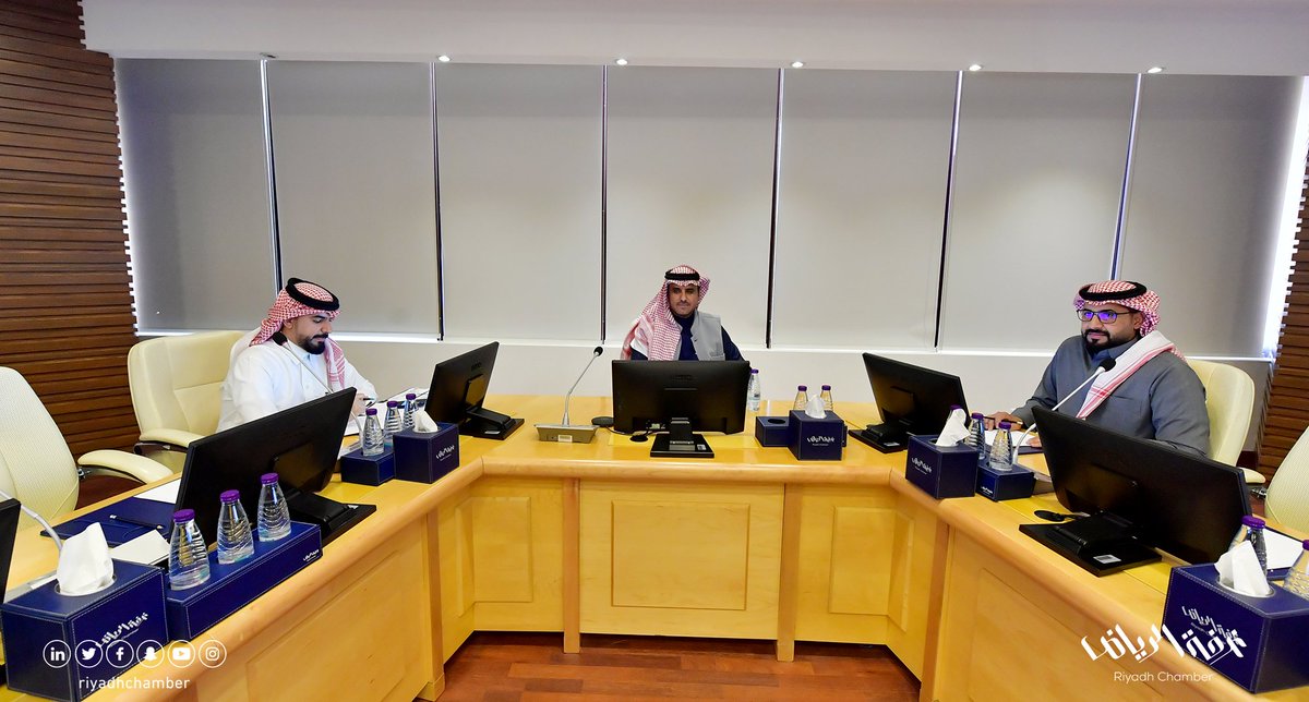 RiyadhChamber's tweet photo. عقدت لجنة نقل البضائع والسيارات بـ #غرفة_الرياض اجتماعها الدوري برئاسة أ. خالد القحطاني وناقشت: إقامة مناطق إيواء للشاحنات على مداخل مدينة الرياض، المقابل المالي لمنشآت قطاع نقل البضائع والسيارات، اشتراطات وطلبات هيئة المواصفات، مخالفات الموازيين والتربيط للشاحنات. https://t.co/gQNhYgLxG5