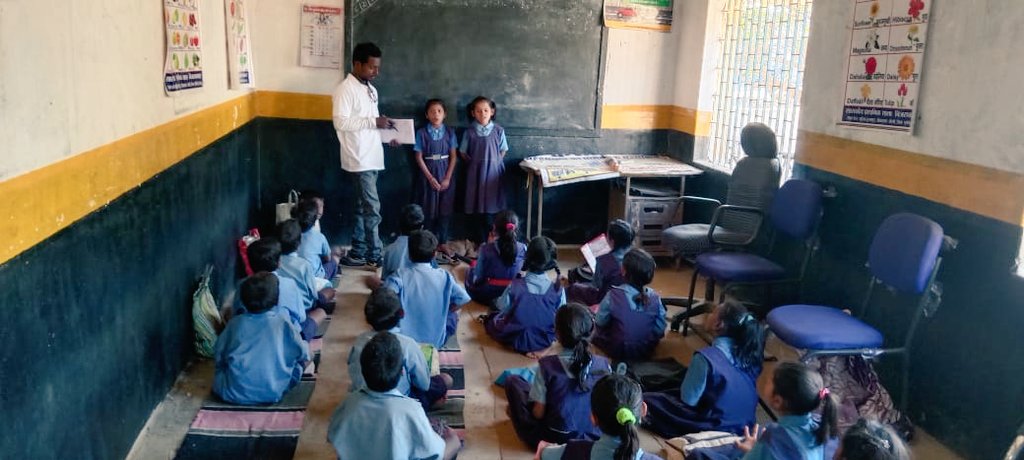 manish_nsui's tweet photo. बिजराकछार में आज स्वयंसेवक द्वारा बच्चो को शिक्षा और स्वास्थ्य के प्रति जागरुक किया गया। वहा के शिक्षक के साथ बच्चो के शिक्षा को और भी बेहतर करने और उनके स्वास्थ्य के प्रति प्रतिदिन जागरूक करने के लिए उनसे आग्रह किया गया।
#SBC 
@wethepeople_cg @UNICEF @AbhishekTrip_hi https://t.co/5YG2PocROo
