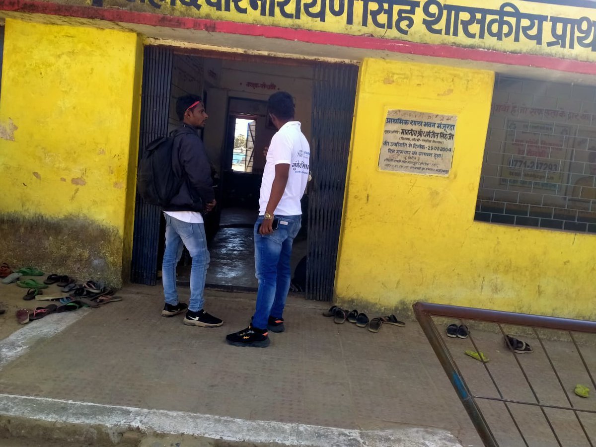 manish_nsui's tweet photo. बिजराकछार में आज स्वयंसेवक द्वारा बच्चो को शिक्षा और स्वास्थ्य के प्रति जागरुक किया गया। वहा के शिक्षक के साथ बच्चो के शिक्षा को और भी बेहतर करने और उनके स्वास्थ्य के प्रति प्रतिदिन जागरूक करने के लिए उनसे आग्रह किया गया।
#SBC 
@wethepeople_cg @UNICEF @AbhishekTrip_hi https://t.co/5YG2PocROo