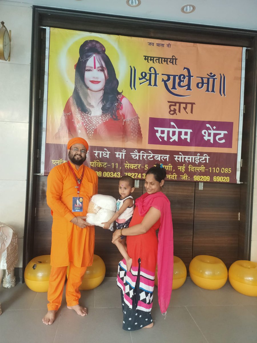 shriradhemaa's tweet photo. ममतामयी श्री राधे माँ जी के आशीर्वाद से जरूरतमंदों को अन्न सेवा।
#shriradhemaa #oceanofkindness #radhemaapalace #helping #needy #annaseva #annasewa #seva #helpinghand #togive #give #mumbai #help #support #seva #donation #charity #socialservice #humanity #humanbeing #mumbainews https://t.co/dMemhw8i82