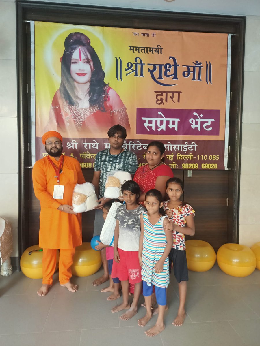 shriradhemaa's tweet photo. ममतामयी श्री राधे माँ जी के आशीर्वाद से जरूरतमंदों को अन्न सेवा।
#shriradhemaa #oceanofkindness #radhemaapalace #helping #needy #annaseva #annasewa #seva #helpinghand #togive #give #mumbai #help #support #seva #donation #charity #socialservice #humanity #humanbeing #mumbainews https://t.co/dMemhw8i82