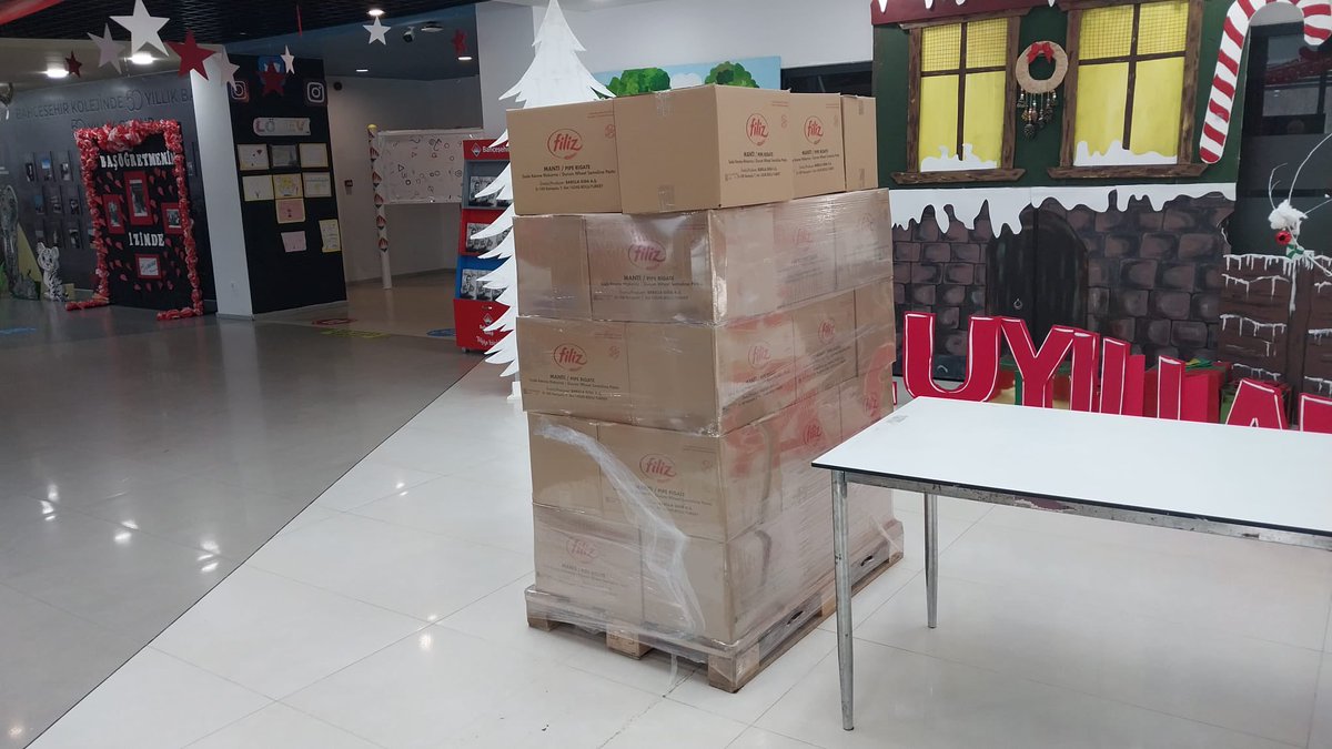 Bahçeşehir Koleji Ömerli Kampüsü Anadolu Lisesi mezunu ve Medipol Üniversitesi Halkla İlişkiler ve Reklamcılık öğrencisi Mehmet Salih Aydaş’lı güzel yürekli güzel insan, 105 koli 📦 yardım malzemesi kampüsümüze ulaştı,teşekkür ederiz.
Öğretmenler olarak bizi çok gururlandırdın🧿