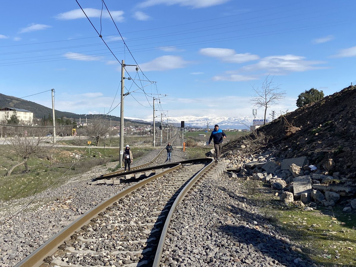 Depremlerin ardından Kahramanmaraş'ın Türkoğlu ilçesi ile Gaziantep'in İslahiye ilçesi arasındaki tren rayları bu hale geldi.