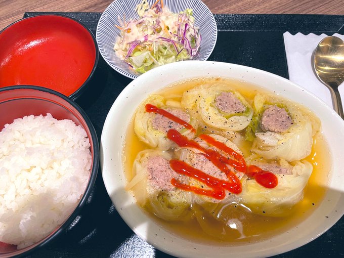 悲しみのやけ食い。スポランの上にある居酒屋でロールキャベツ定食。 