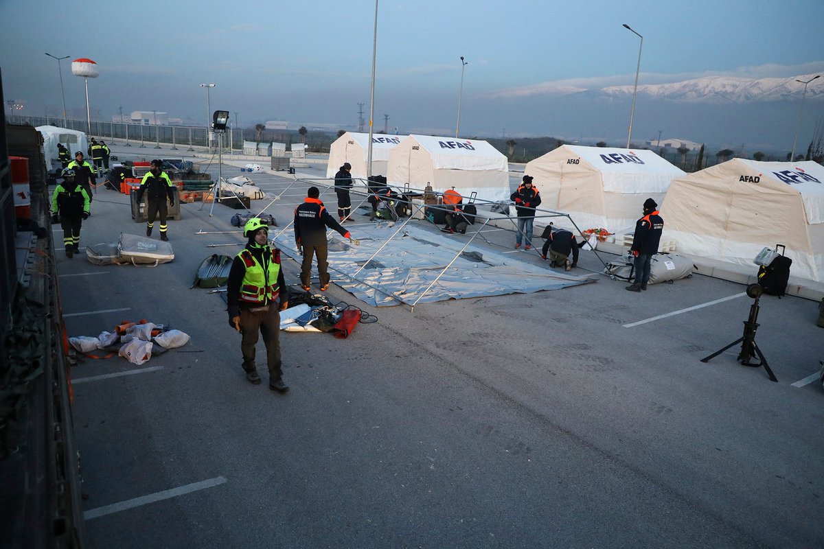 DPCgov's tweet photo. Allestito a Hatay il Campo Base del team italiano di #protezionecivile. Il Campo servirà come area operativa e logistica per le nostre squadre di soccorritori mobilitati per l'emergenza #terremoto in #Turchia 
#8febbraio https://t.co/H2DotK8ohS