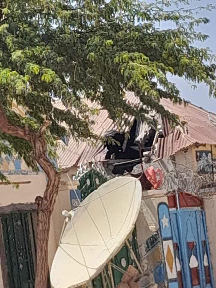 CaliCadde_'s tweet photo. they just hit the house with a mortar.
#SSCGENOCIDE #SNMout https://t.co/OtlTZwfxAJ