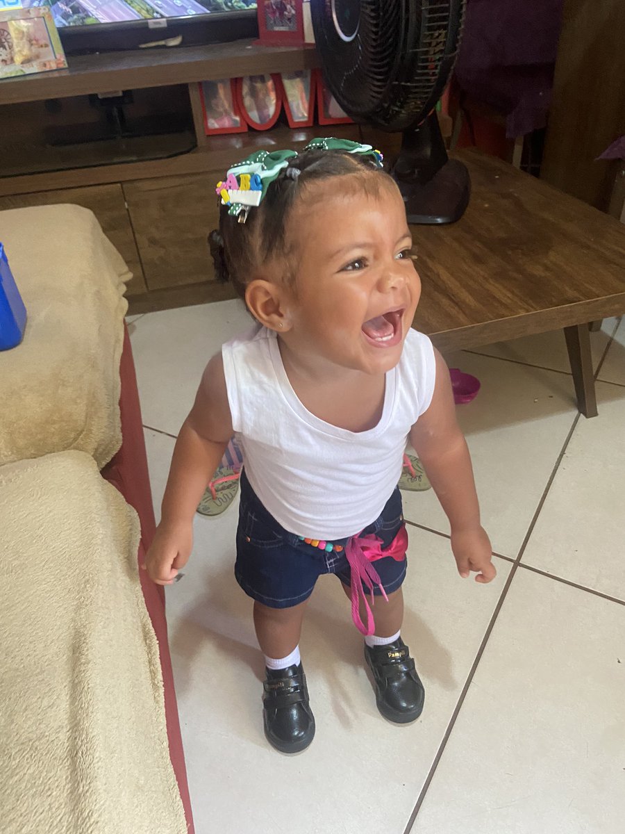 AymeeAnna's tweet photo. Primeiro dia de aula do meu pinguinho … Foi um misto de sentimentos : insegurança, medo, felicidade, orgulho …
Ela como sempre se saiu super bem, deu um espetáculo de carisma e facilidade na adaptação …
Mamãe é loucamente apaixonada 🥰 
Minha Aylla 👑 https://t.co/bo9Y9zXVoP