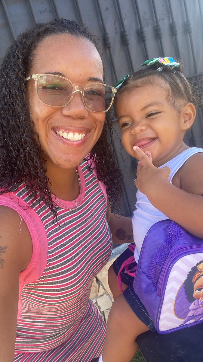 AymeeAnna's tweet photo. Primeiro dia de aula do meu pinguinho … Foi um misto de sentimentos : insegurança, medo, felicidade, orgulho …
Ela como sempre se saiu super bem, deu um espetáculo de carisma e facilidade na adaptação …
Mamãe é loucamente apaixonada 🥰 
Minha Aylla 👑 https://t.co/bo9Y9zXVoP