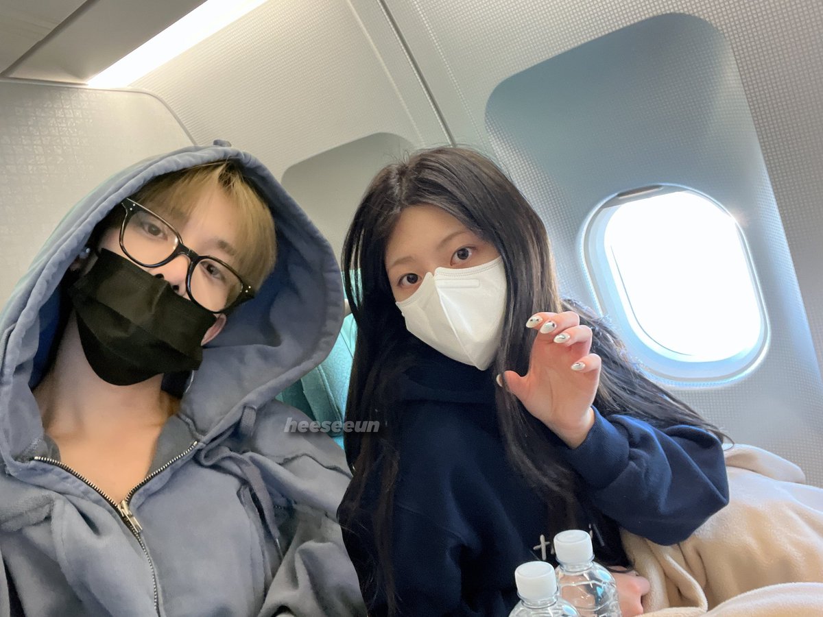 heeseeun's tweet photo. #ivoryblue #heeseeun in a plane for staycation https://t.co/aS0CwM60Xv