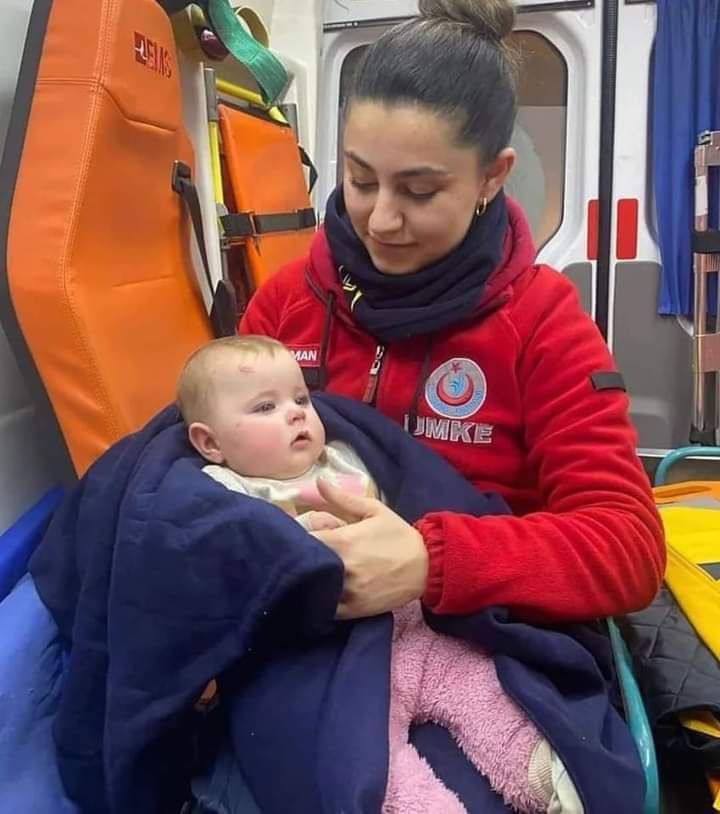 cuneydbulent's tweet photo. Depremin 3 gününde
57 saat sonra enkazdan kurtulan bir bebek.

Rabbime şükürler olsun. Bahtın açık olsun evlat...

#deprem #seferberlik https://t.co/yHNwgsrfRo