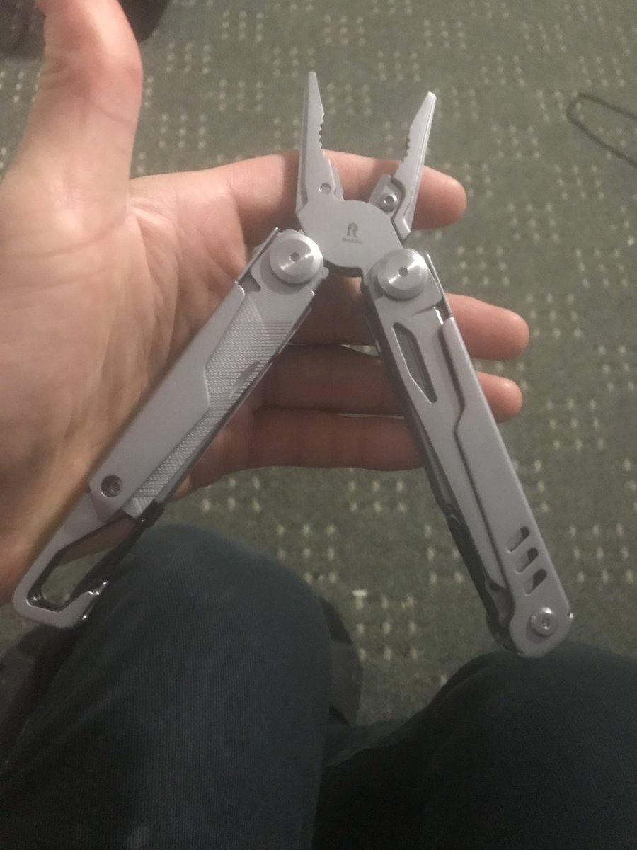 Lepr1con's tweet image. «Спасибо» аэропорту #домодедово что я лишился подарочного мультитула…пришлось заказывать новый…