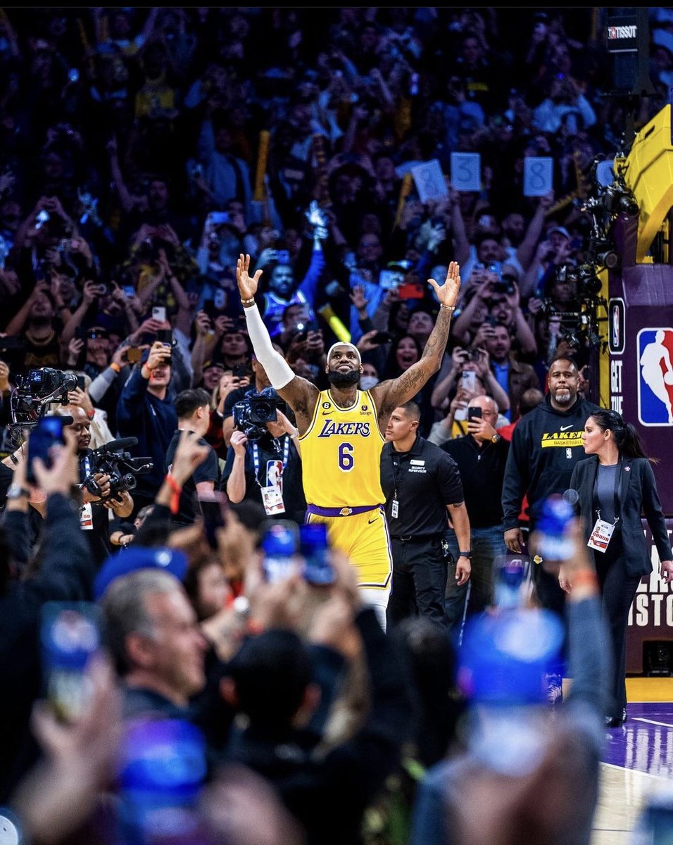 EmzC27's tweet photo. Lebron is now the NBA’s all-time leading scorer! 👑🐐 https://t.co/XqGB72istW