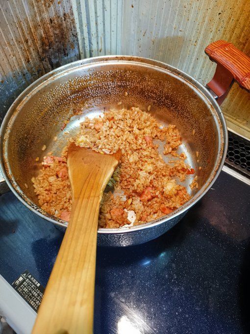 以前のカレーがほぼなくなったのでさらえるために鍋にご飯投入。 