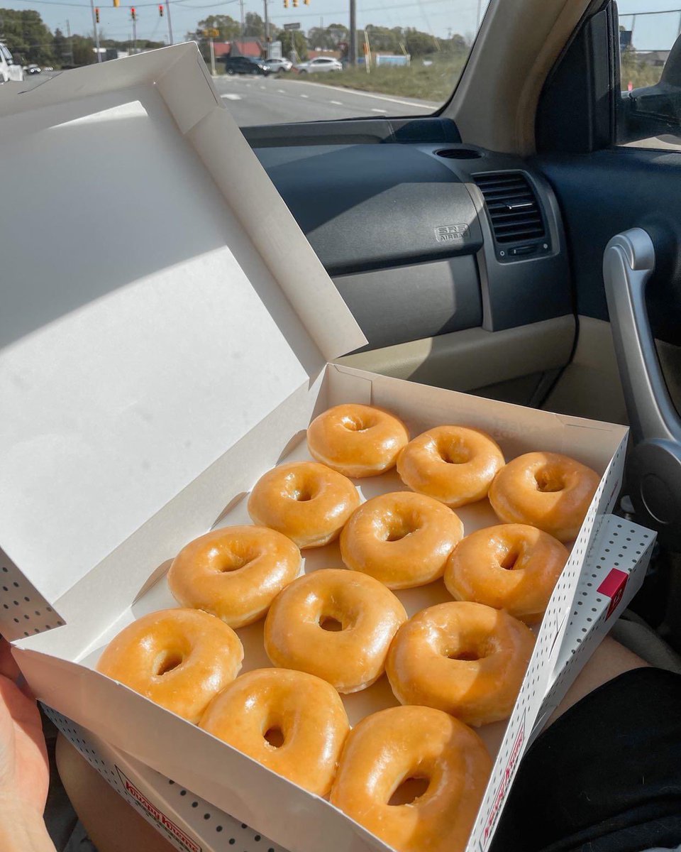 GossipRoomOff's tweet photo. 🚨 En septembre, les célèbres donuts américains Krispy Kreme débarquent à Paris ! 🍩🇫🇷 (via BFMTV) https://t.co/6QOxdAYmih