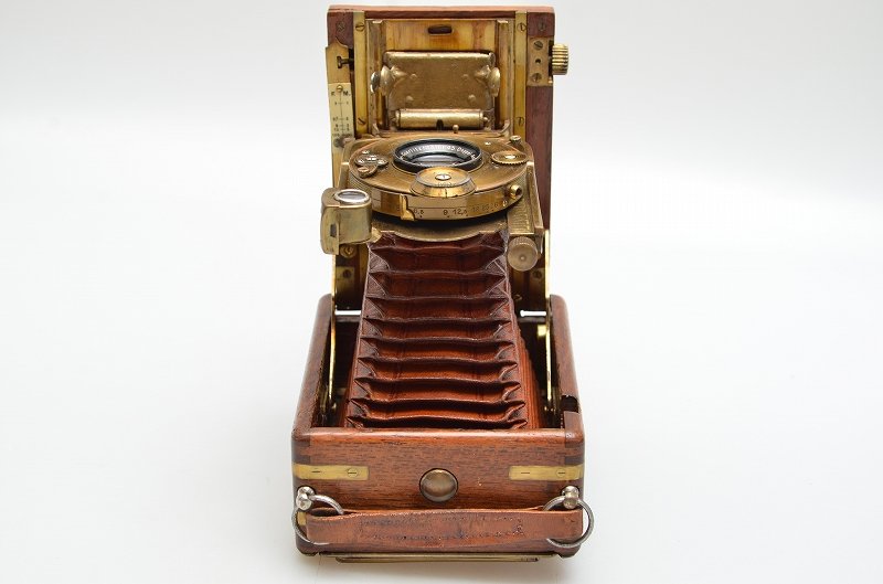 camerashop_jp's tweet photo. 新金カメラ😂1924年製。99年前だ!Ihagee Tropen Neugold 910 6.5x9cm ヤフオクもよろしくね→ https://t.co/RfGb77zHpF #camerashopjp #国産カメラ大好き #vintagecamera #filmcamera #カミングスーン #ihagee #neugold https://t.co/hHlmeaQQCO