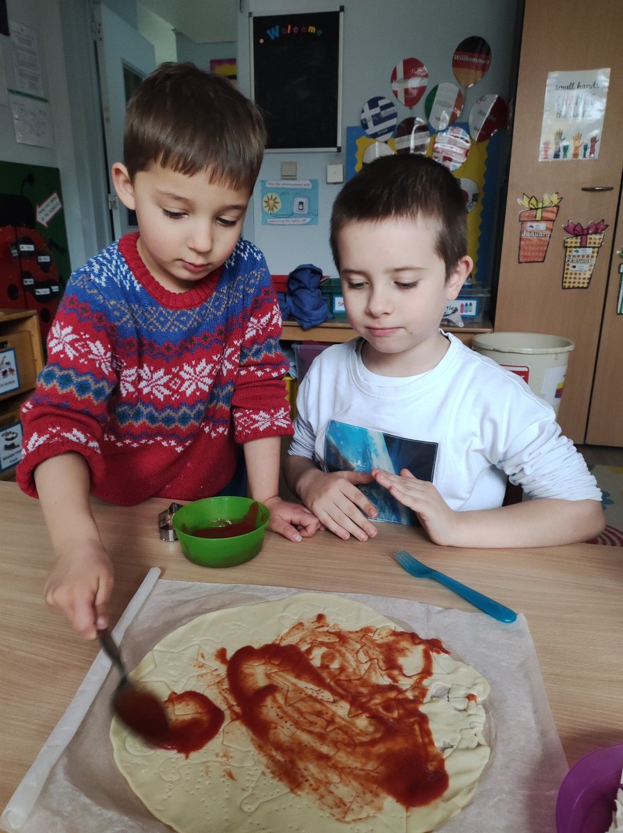 isftervuren's tweet photo. The children had a fantastic time during the Winter Club at ISF Tervuren. They made wonderful crafts, painted self-portraits, baked delicious treats and did lots of other fun activities! ⛄️❄️ #isftervuren #schoolofvalues #internationalschool #ISF https://t.co/h72VNb3Gke