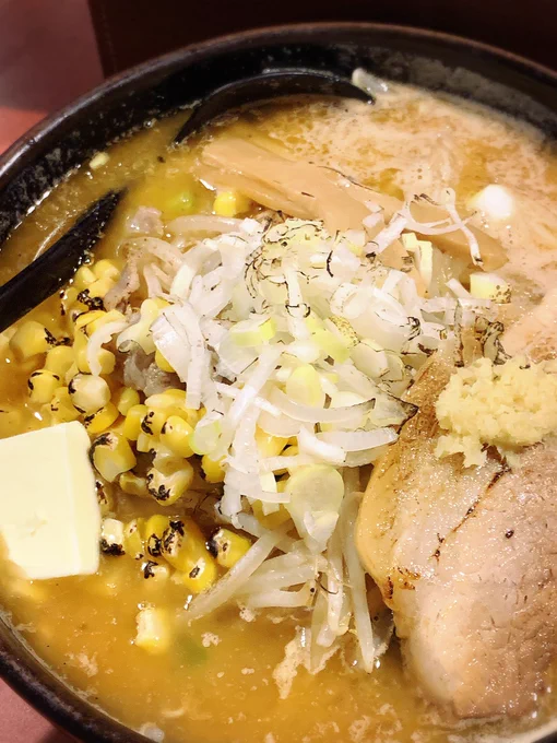 今週はごはん作る気が起きなすぎて今日はトムヤムクンラーメン!と思ってラーメン屋さん来たら月限定で札幌味噌出てたー!寒い日の札幌味噌ってなんでこんなにおいしいのかな!! 