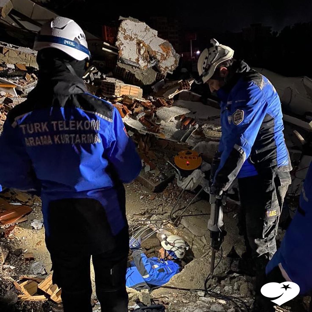 turkiyeyedeger's tweet photo. Türk Telekom Arama Kurtarma Ekibimiz (TTAKE), deprem bölgesinde tüm imkanları ile seferber oluyor. Gönüllü arkadaşlarımız mucizelerin peşinde canla başla çabalarken umutlarımızı sürdürecek ve yaralarımızı birlikte saracağız. https://t.co/QXVoO6ahEB
