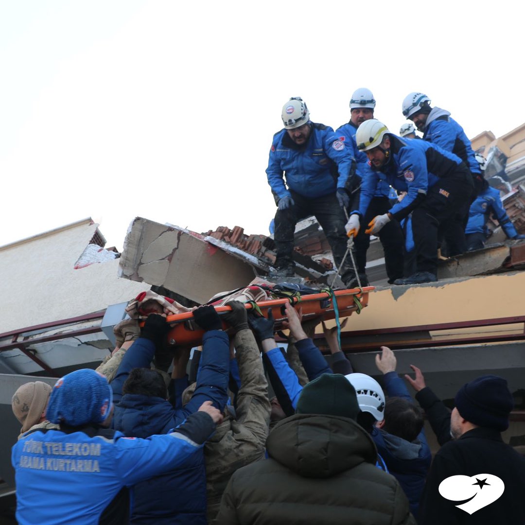turkiyeyedeger's tweet photo. Türk Telekom Arama Kurtarma Ekibimiz (TTAKE), deprem bölgesinde tüm imkanları ile seferber oluyor. Gönüllü arkadaşlarımız mucizelerin peşinde canla başla çabalarken umutlarımızı sürdürecek ve yaralarımızı birlikte saracağız. https://t.co/QXVoO6ahEB
