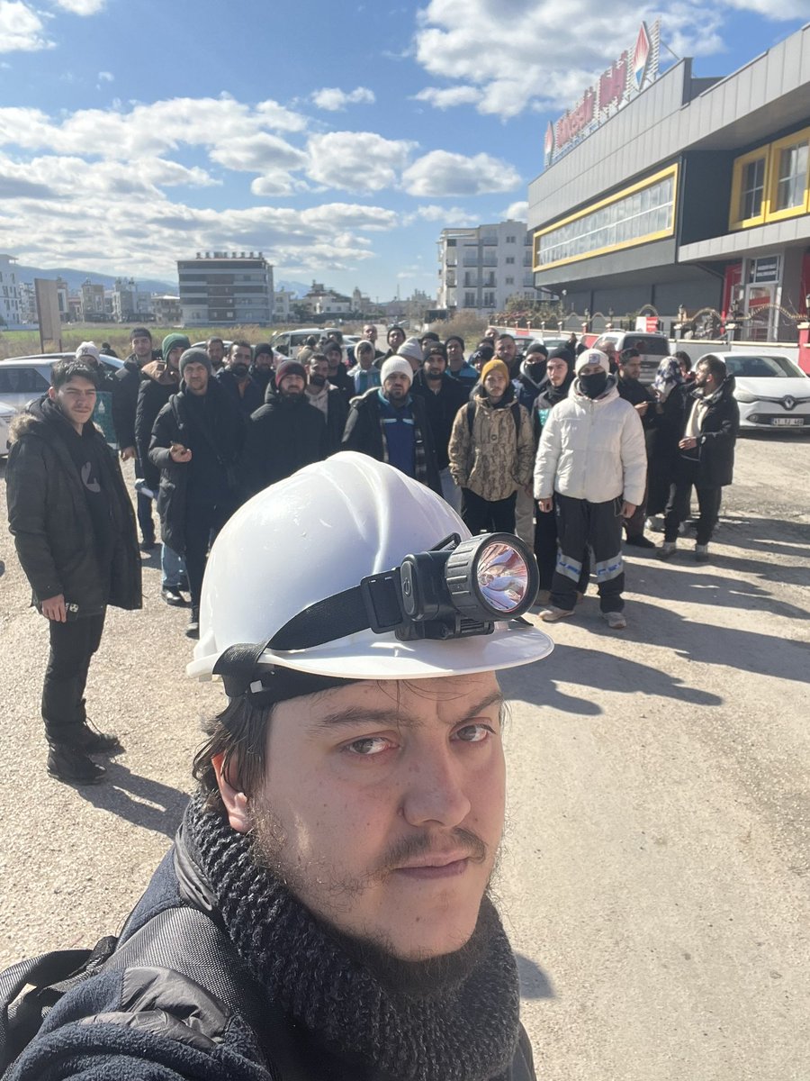6 ekip yaklaşık 45 kişilik gönüllü arkadaş ile sahaya prof ekiplere desteğe çıktık istanbuldan buraya gelen 2temel ihtiyaç tırımız 3 otobüsümüz ve afad uçağında 80 sağlık personelimiz yolda gelmek isteyenler beklemesin #deprem #hatay #iskenderun #AKUT #AFAD #AHPAB