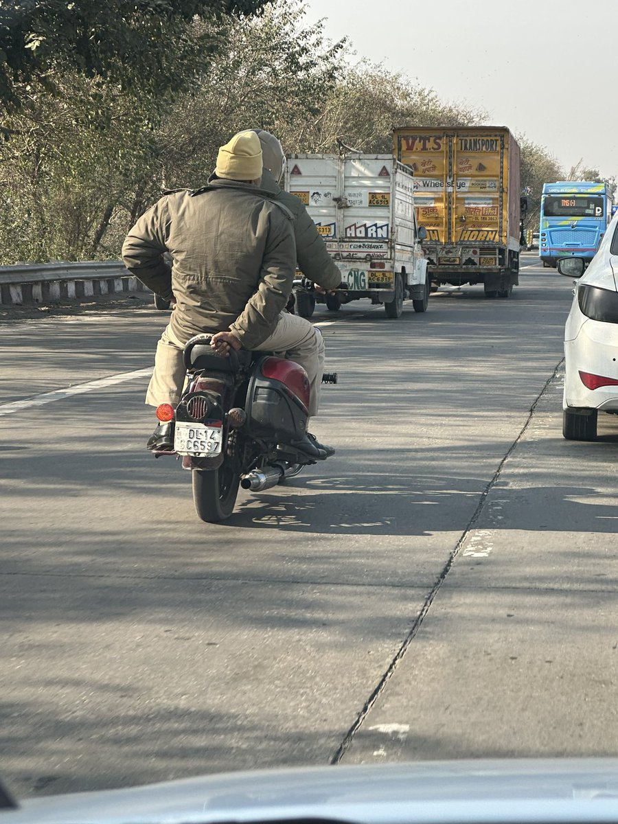 archit_hitarc30's tweet photo. Delhi police itself violating traffic guidelines
Without helment and modified bullet silencer making loud noice
Ito flyover time3:23pm 8th feb 2023
@dtptraffic https://t.co/tTUPuUUIAY