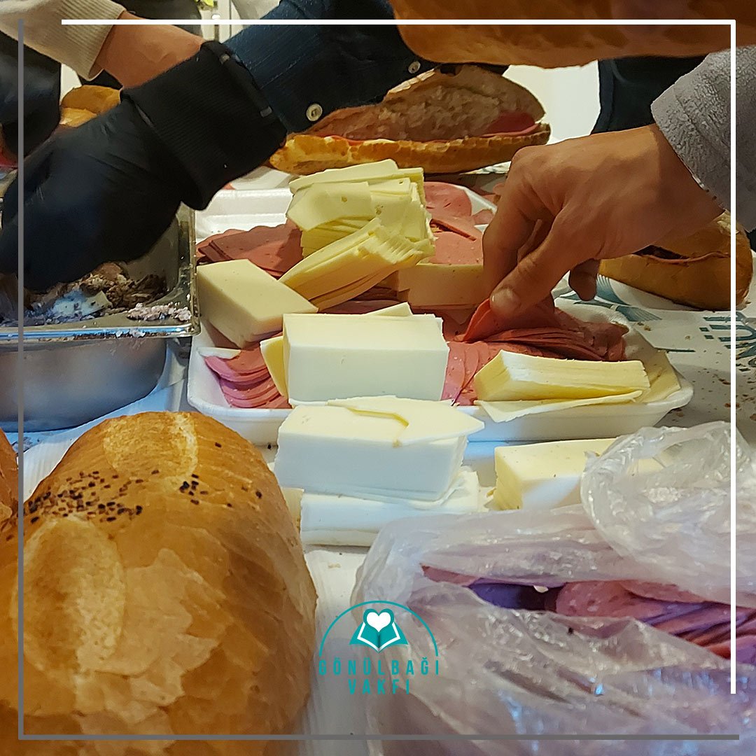 Gencimizle yaşlımızla gönüllü ekiplerimizin bir kısmı #deprem bölgesi için sandviçler hazırlıyor.