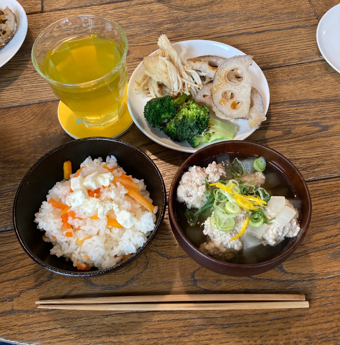 クラシルのイベントで東京に行ってきました。スープ作家の有賀薫さん(<a href="/kaorun6/">有賀 薫</a> )のお料理教室です。メニューはにんじんとクリームチーズの炊き込みご飯、大根とふわふわ鶏団子のスープ、野菜のお焼き。どれも簡単で美味しい。ごちそうさまでした😋　#クラシルごはん会