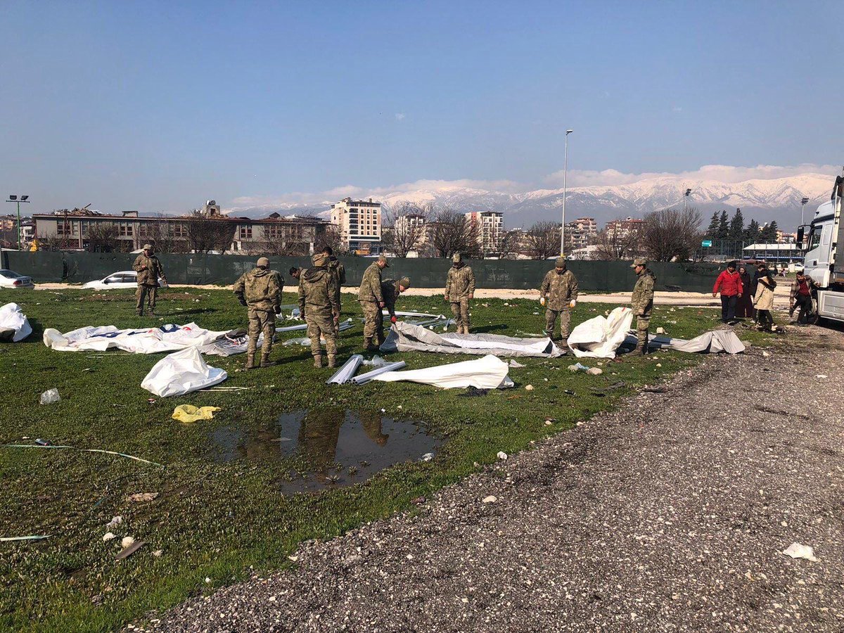 tcsavunma's tweet photo. 5’inci Zırhlı Tugay Komutanlığımız tarafından Hatay’daki merkezi sanayi sitesi yanında bulunan araziye depremzedeler için çadır kurma çalışmaları devam ediyor. Birlik Zamanı...🇹🇷 https://t.co/y43OOu78CD