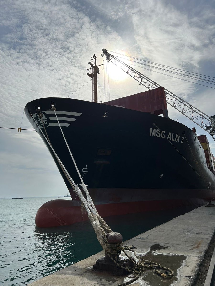DurresPort's tweet photo. #ContainerWednesday 🧱🏗
The MSC ALIX 3 takes the stage @DurresPort #today ⛴⚓️📸
#Maritime🇦🇱⚓️🚢 #westernterminal
#shipping #portcity #waterfront
#logistics #cargo #shipsinpics📸 https://t.co/g8web8weYJ