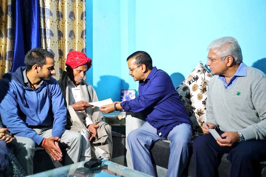 AapKamil's tweet photo. मुख्यमंत्री श्री @ArvindKejriwal जी दिल्ली पुलिस के शहीद ASI श्री शंभू दयाल मीणा जी के परिवार से मिले।

मुख्यमंत्री जी ने उनकी शहादत को नमन करते हुए, उनके परिवार को ₹1 Crore की सम्मान राशि सौंपी।
@aaputtarpradesh @AAPDelhi https://t.co/Lc852GW7xU