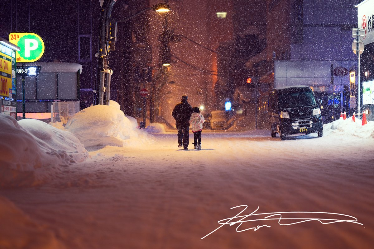kufoto's tweet image. 雪降る旭川の夜をNikkor Z 85mm f/1.2 Sで撮影するとドラマのワンシーンになりました。
雪の細かい部分までしっかりと写っていて立体感が凄いです。やっぱり神レンズですね。

#nikkorz #85mm #nikonz85
※サンプル品で撮影　画像は縮小しております。