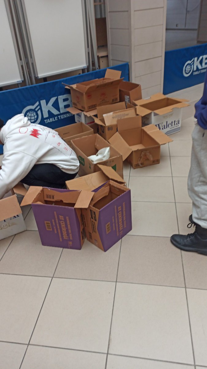 Arkadaslar Marmara Üniversitesi olarak AFAD la birlikte Anadolu Hisari kampusunde erzak yardimi topluyoruz. Her turlu yardimi kabul ediyoruz. Insan gucune su an ihtiyacimiz yok. Ihtiyacimiz olan bebek mamasi, bebek bezi, battaniye, kiyafet, ayakkabi, isitici, fener vs. bekliyoruz