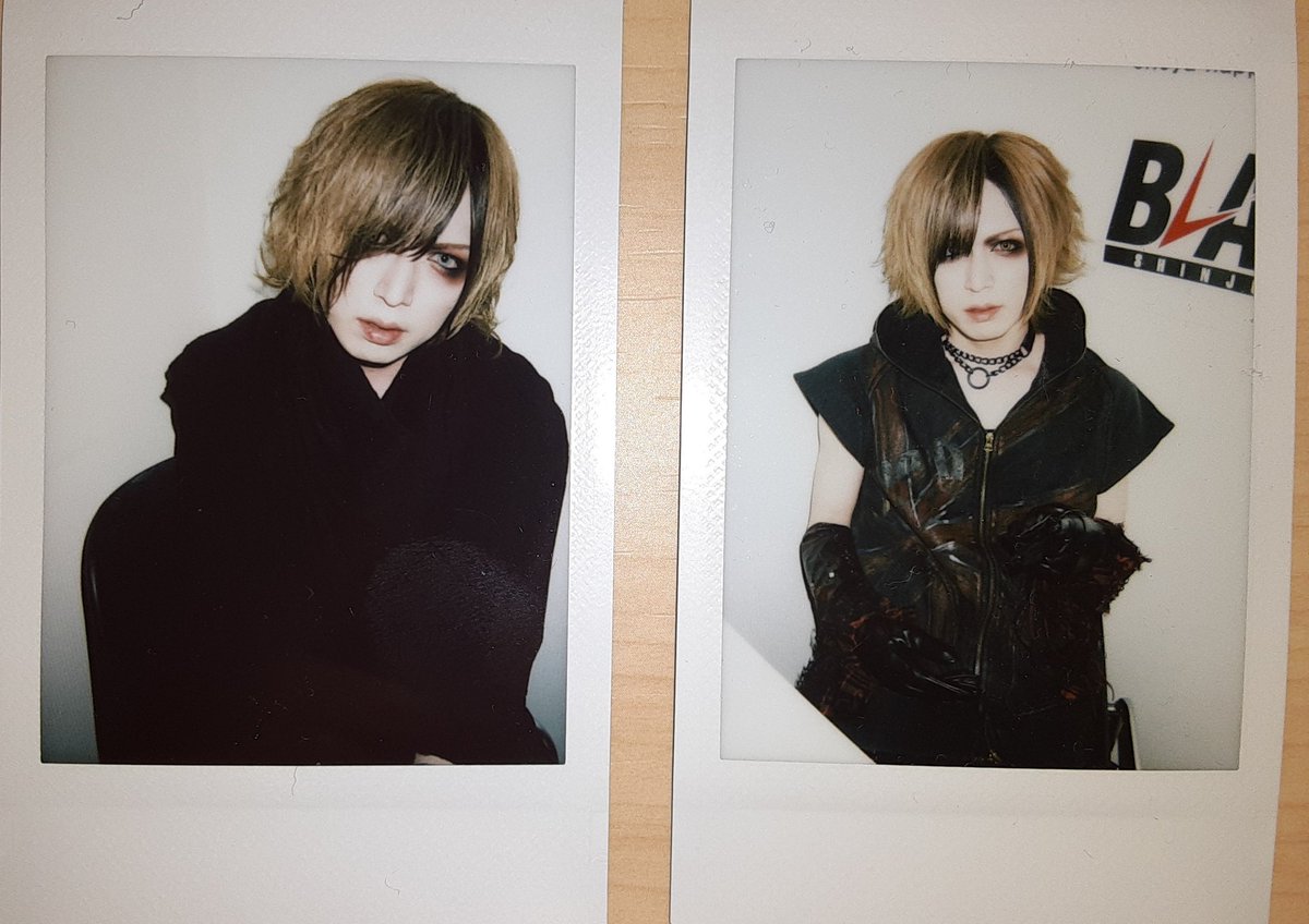 BcQ4P10mRdbzpAz's tweet photo. 【お譲りください・交換】

DIAURA　チェキ

2/7 仮面を付けている佳衣さんチェキを探しています。

こちらのyo-kaさん、達也さんチェキとの交換(複数：１可)、またはお譲りいただける方いらっしゃいましたらお声がけいただきたいです。
大変難しいかとは思いますがよろしくお願い致します。 https://t.co/bohoiVKFCf
