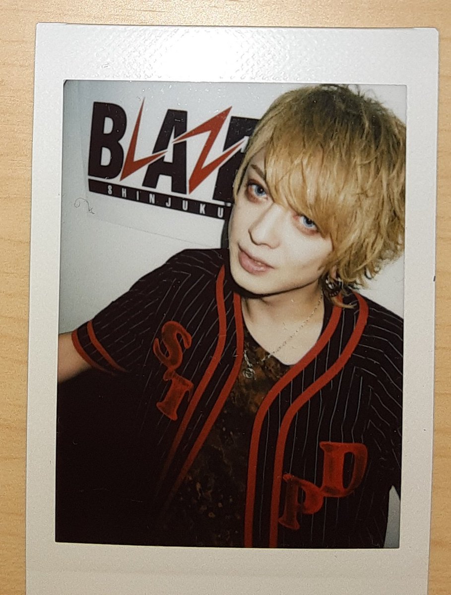BcQ4P10mRdbzpAz's tweet photo. 【お譲りください・交換】

DIAURA　チェキ

2/7 仮面を付けている佳衣さんチェキを探しています。

こちらのyo-kaさん、達也さんチェキとの交換(複数：１可)、またはお譲りいただける方いらっしゃいましたらお声がけいただきたいです。
大変難しいかとは思いますがよろしくお願い致します。 https://t.co/bohoiVKFCf