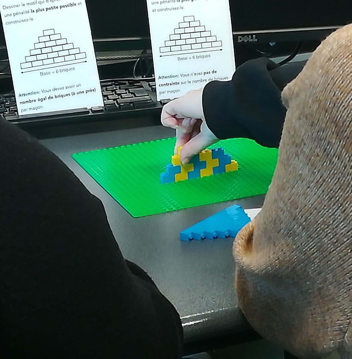 Inria_Bordeaux's tweet photo. L'action "Moi #informaticienne, Moi #mathématicienne" continue aujourd'hui ! Ce matin, les jeunes filles découvrent le concept de #parallélisme utilisé en #CalculHautePerformance avec l'atelier #débranché d'Emmanuelle Saillard de l'équipe-projet #Storm. https://t.co/dTxg0dfYht