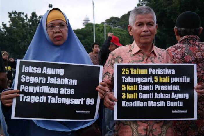 yatiandriyani's tweet photo. Ibu dan Ayah pada masa hidupnya. Berdiri bersama korban lainnya di @AksiKamisan Allahummaghfirlahum warhamhum https://t.co/7CkZrN4Iyy
